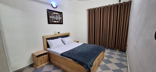 Room-deluxe Queen Size Bed & Saloon