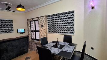 Shared Dormitory, 1 Bedroom, Smoking | Dining