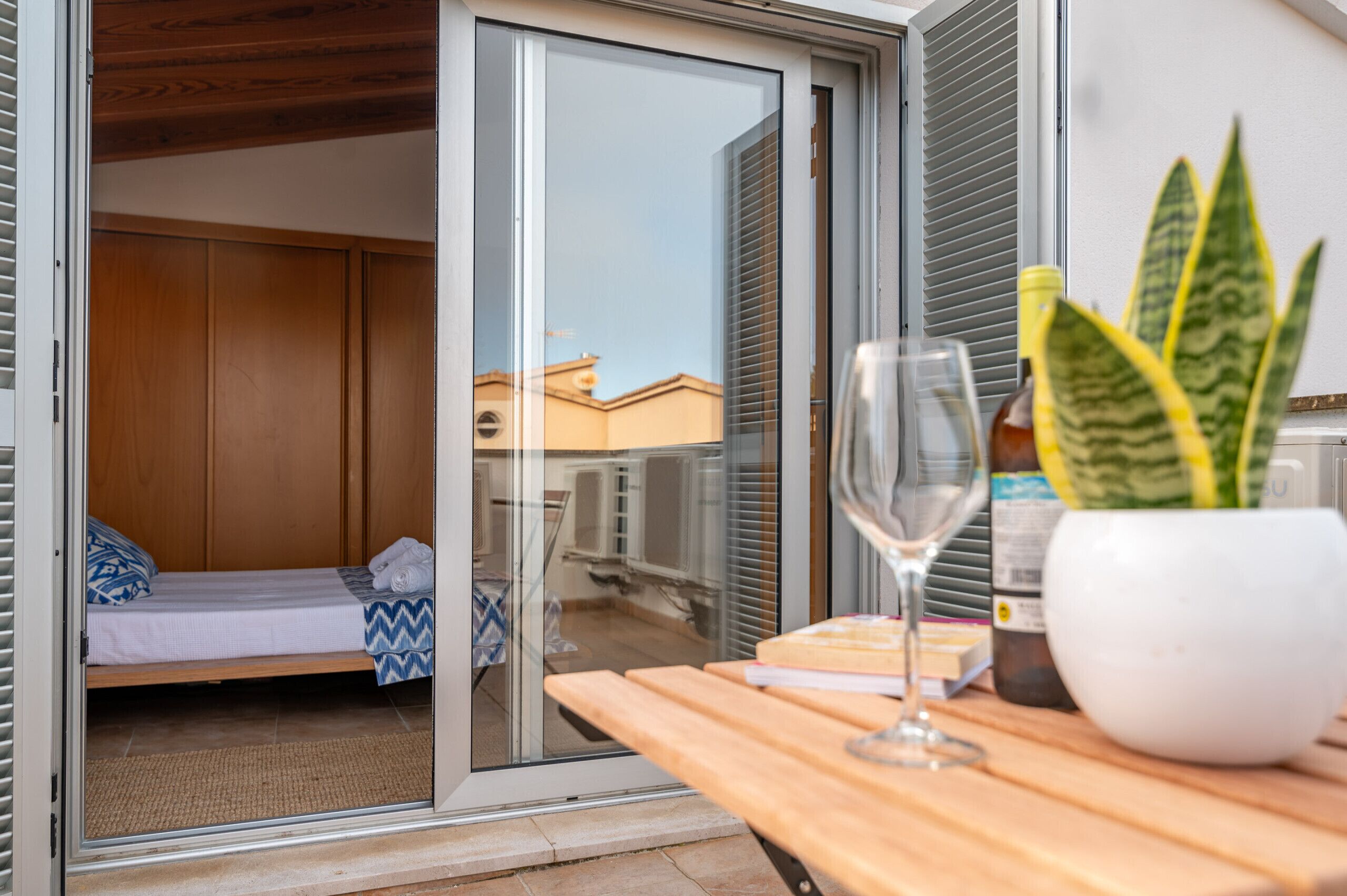 3 chambres, coffres-forts dans les chambres, fer et planche à repasser