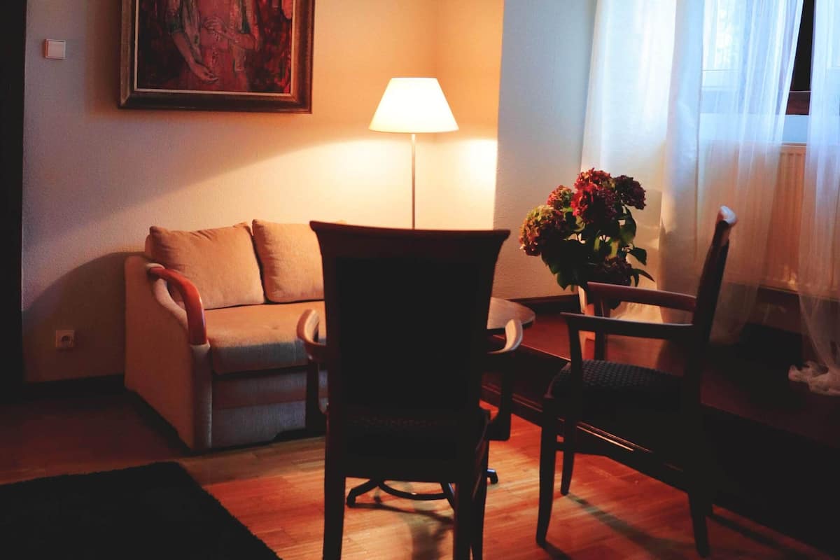 Deluxe Room, Garden View | Desk, free WiFi
