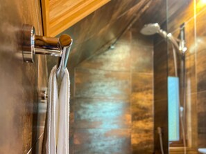 Douche, sèche-cheveux, serviettes fournies