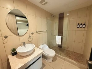 Haartrockner, Handtücher, Seife, Toilettenpapier