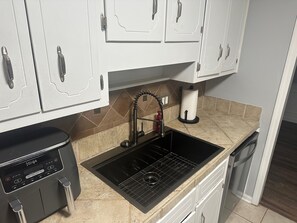 Mikrovågsugn, ugn, spishäll och diskmaskin