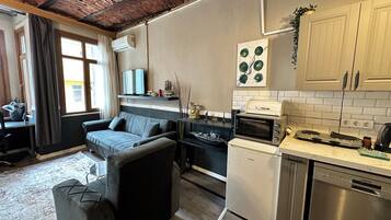 Elite Studio Suite, 1 Bedroom, Refrigerator & Microwave | Living area | 55-inch Smart TV with satellite channels, video-game console, Netflix