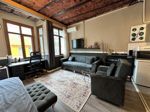 Suite monolocale Elite, 1 camera da letto, frigorifero e microonde | Area soggiorno | Smart TV, console per videogiochi, Netflix, Hulu