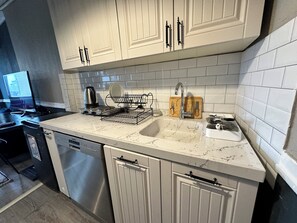 Luxury Studio Suite, Kitchenette, Sea View | Private kitchen