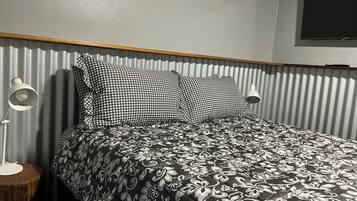 1 slaapkamer, een strijkplank/strijkijzer, gratis wifi, beddengoed