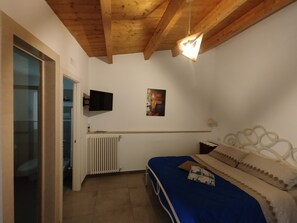 1 室のベッドルーム、デスク、WiFi、ベッドシーツ