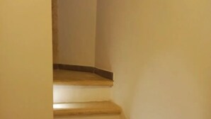 Un escalier avec des marches en bois menant vers le haut.