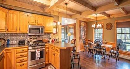 The Snow Owl Chalet in Dover, Gorgeous 4-Bd 3-Bath - 10 Min. to Mount Snow!