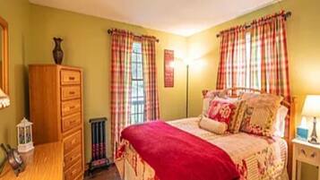 4 bedrooms, iron/ironing board, free WiFi, bed sheets