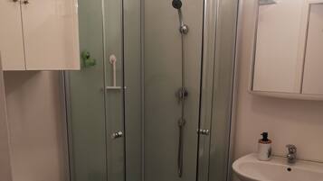 Dusch, hårtork och toalettpapper