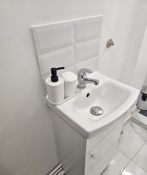 Douche, sèche-cheveux, bidet, serviettes fournies
