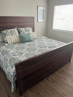 4 bedrooms, iron/ironing board, WiFi, bed sheets