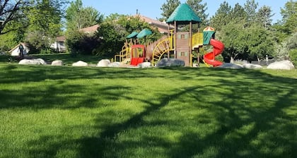 Renovated 2BR flat near Red Rock/Rocky Mt/DT-15min