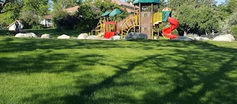 Renovated 2BR flat near Red Rock/Rocky Mt/DT-15min