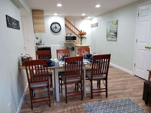 Renovated 2BR flat near Red Rock/Rocky Mt/DT-15min