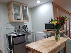 Refrigerador, microondas, parrilla de estufa y cafetera y tetera 