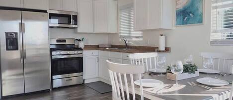 KĂŒhlschrank, Wasserkocher mit Kaffee-/Teezubehör