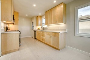 Fridge, microwave, oven, stovetop - Southbaysunshine coastal cottage by beach-30+ Days (Torrance)