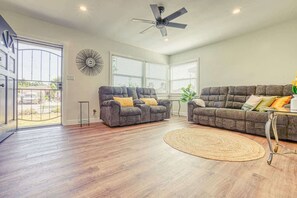 TV, offices - Southbaysunshine coastal cottage by beach-30+ Days (Torrance)