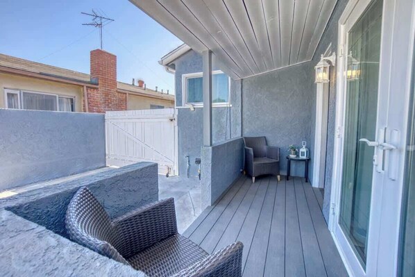 Terrace/patio - Southbaysunshine coastal cottage by beach-30+ Days (Torrance)