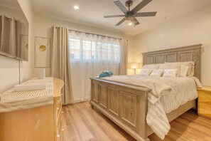 4 bedrooms, iron/ironing board, travel cot, WiFi - Southbaysunshine coastal cottage by beach-30+ Days (Torrance)