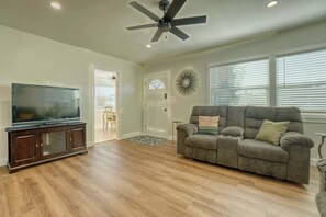 TV, offices - Southbaysunshine coastal cottage by beach-30+ Days (Torrance)