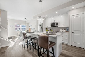 Fridge, microwave, oven, stovetop - Mountain Haven | Fenced Backyard | Downtown | A/C (Radium Hot Springs)