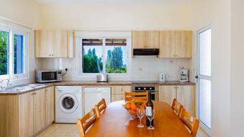 Kühlschrank, Mikrowelle, Ofen, Geschirrspüler