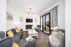 Una televisión, una chimenea