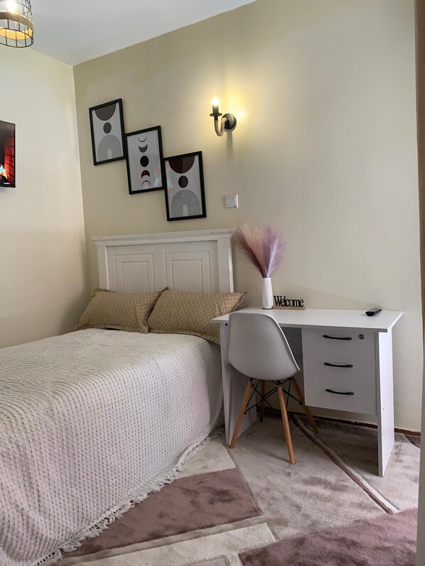 Tabla de planchar con plancha, wifi y ropa de cama