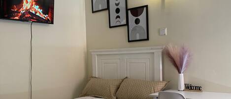 Iron/ironing board, WiFi, bed sheets