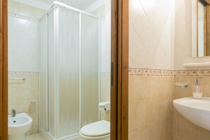 Dusche, Haartrockner, Bidet, Handtücher