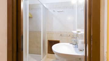 Dusche, Haartrockner, Bidet, Handtücher