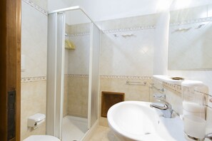 Ducha, secador de pelo, bidet, toallas