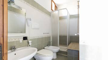 Dusche, Haartrockner, Bidet, Handtücher