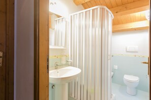 Douche, articles de toilette (gratuits), séchoir à cheveux, bidet