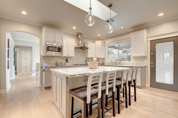 Fridge, microwave, oven, stovetop - Spacious Arcadia Bright and Cheery House (Phoenix)