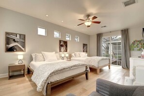 4 bedrooms, iron/ironing board, free WiFi, bed sheets - Arcadia Bright and Cheery House (Phoenix)