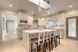 Fridge, microwave, oven, stovetop - Arcadia Bright and Cheery House (Phoenix)