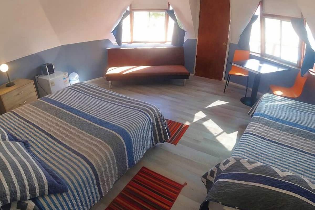 Habitación doble, 1 cama Queen size, balcón, vista a la playa | Espacio para trabajar con laptop y wifi gratis