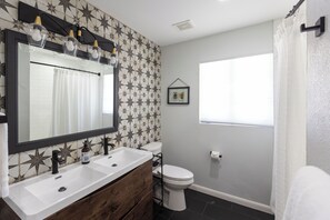 Hair dryer, towels, soap, toilet paper - Welcome to SoHil Flats Unit 2! Fully-furnished & All bills paid! (San Antonio)