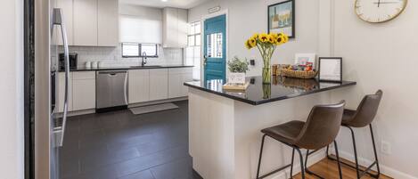 Kjøleskap, mikrobølgeovn, ovn og kokeplater