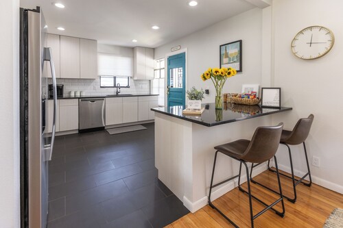 Second Floor Serenity in a Great Location!