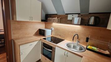 Refrigerador, microondas, horno, placa de cocina