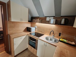 Réfrigérateur, micro-ondes, four, plaque de cuisson