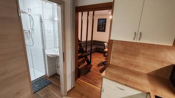 Chuveiro, secador de cabelo, toalhas de banho