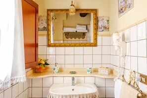 A bathroom with a sink, mirror, and towel rack. - Romantic Tuscan Cottage with Pool and Garden (Toscana)