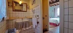Hair dryer, towels, soap, toilet paper - Romantic Tuscan Cottage with Pool and Garden (Toscana)